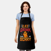 食べ飲んで怖クラシックいTシャツ エプロン (着用した状態)