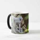 食べ.眠れ。 – このコアラ熊はこんな日を過ごし忙した! モーフィングマグカップ (正面左)