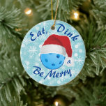 食べDink and be Merry Christmas Pickleball Santa セラミックオーナメント<br><div class="desc">Santaの帽子を着赤と白てドリンクの上に遊食べと、フレーズに置き換える青いピックボール – ピックボールと – DINK。ピックボールをテーマにしたカラフルギフトブルーの雪片、あなたのピックボール愛の母のためのクリスマスツリーオーナメント、パパ、叔父、叔母、兄、妹、隣人、おじいちゃん、おばあちゃん、夫、妻、友人、またはピックボールについて話さない同僚のためのクリスマスツリーのストップ。</div>