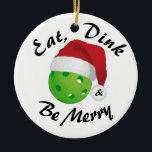 食べDink and be Merry Christmas Pickleball Santa セラミックオーナメント<br><div class="desc">Santa帽子を着て赤と白お酒の上に遊置き換え食べている緑色のピックボール – ピックボールと – DINK。ピックボールカラフルをテーマにしたギフトクリスマスツリーオーナメントあなたのピックボール愛の母、パパ、叔父、叔母、兄、妹、隣人、おじいちゃん、おばあちゃん、夫、妻、友人、または職場の同僚のためのPickleballについて話さないストップ。</div>