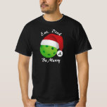 食べDink and be Merry Christmas Pickleball Santa Tシャツ<br><div class="desc">Santa帽子を着て赤と白お酒の上に遊置き換え食べている緑色のピックボール – ピックボールと – DINK。</div>