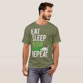 食べSLEEP MOW REPEATおもしろい GRASS MOWING Tシャツ (正面フル)
