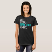 食べSLEEP TRAIN DOGS REPEATおもしろい犬トレーナーギフト Tシャツ (正面フル)