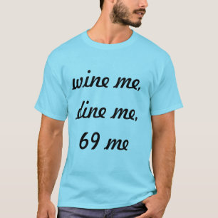 食事します私が69私私によってはワインを飲みます Tシャツ