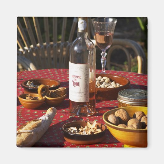 食前酒と前菜を用意：パン、オリーブ、 マグネット (正面)