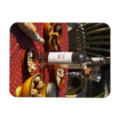 食前酒と前菜を用意：パン、オリーブ、 マグネット (横)