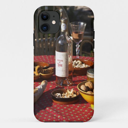 食前酒と食前が用意されている。パン、オリーブ、 Case-Mate iPhoneケース (裏面)