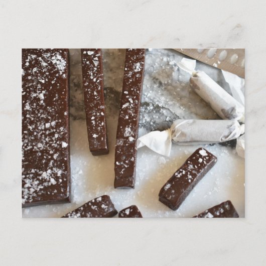食品写真チョコレートシーソルトキャラメルキャンディ ポストカード (正面)