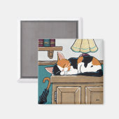 食器棚の上に眠るカリコ絵画猫 マグネット (正面/裏面)