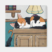 食器棚の上に眠るカリコ絵画猫 マグネット (正面)