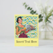 食糧を握っているレトロのヴィンテージの50年代の主婦 ポストカード (スタンド正面)