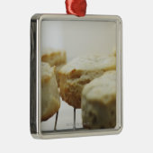 食糧、食糧および飲み物のビスケット、バター、パン、 メタルオーナメント (右)