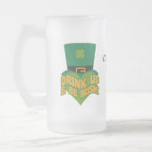 「飲み干してアイルランド人になれ！」とカスタムのマグカップ フロストグラスビールジョッキ (左)