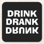 飲み干飲し スクエアペーパーコースター<br><div class="desc">ドリンクこれらの重い飲紙コースターの上で飲み物と仕事の逆さま。黒い背景に白いフォントを表示するが、任意の背景色、任意のフォント、任意のフォント色に変更できる。父の日のためのおもしろいギフト、学士またはバチェロレッテ、引っ越し祝いパーティーギフト、ストックバーギフト、グロムスマンのギフト、bridesmaidsギフト、花婿介添人ギフトのアイディア、パーティー供給またはパーティーの好意など。</div>