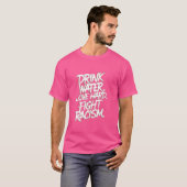 飲み水の愛懸命と闘う人種差別前向きアンチ-R Tシャツ (正面フル)