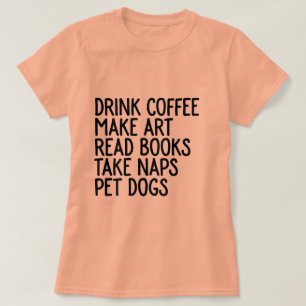 飲み物のコーヒーは芸術に本の取得昼寝の飼い犬を読ませます Tシャツ
