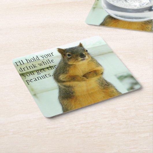 飲み物を持って…リス紙コースター スクエアペーパーコースター (アングル)
