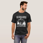 飲み物を飲んで人々がTをバックするのを見よう Tシャツ (正面フル)