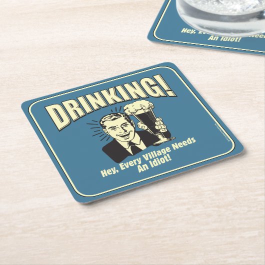 飲む：すべての村に愚か者が必要 スクエアペーパーコースター (アングル)