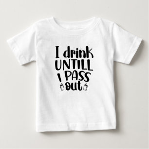「飲んでるうちに気絶する」かわいいベビーボトルのギフト ベビーTシャツ