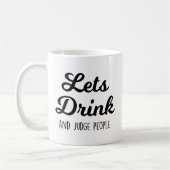 飲んで人を判断すおもしろいる コーヒーマグカップ (左)