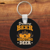 飲用ビールと狩り鹿 キーホルダー (正面)