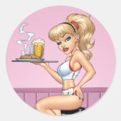 飲食物とビールのプレートを提供するブロンドのウェイトレス ラウンドシール (正面)