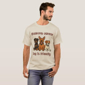飼い主に気をつけろ 犬は友好的 | 面白い犬好き Tシャツ (正面フル)