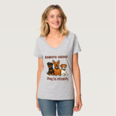 飼い主に気をつけろ 犬は友好的 | 面白い犬好き Tシャツ (正面フル)