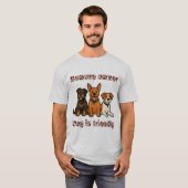 飼い主に気をつけろ 犬は友好的 | 面白い犬好き Tシャツ (正面フル)