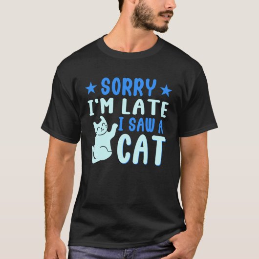 飼い主の猫が動物の猫を飼っているのを見るのが遅い Tシャツ (正面)