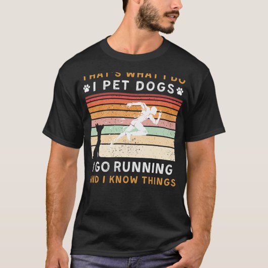 飼い犬は行く走のT型の知りおもしろい犬 Tシャツ (正面)