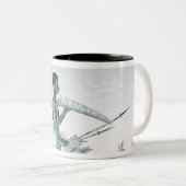 飾られたアイボリー象のきば、fを運んでいる先住民 ツートーンマグカップ (正面右)