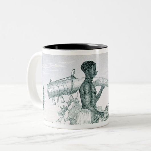 飾られたアイボリー象のきば、fを運んでいる先住民 ツートーンマグカップ (正面左)