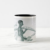 飾られたアイボリー象のきば、fを運んでいる先住民 ツートーンマグカップ (中央)