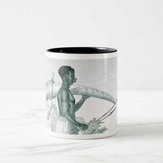 飾られたアイボリー象のきば、fを運んでいる先住民 ツートーンマグカップ (中央)