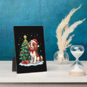 飾られたクリスマスの装飾付きの面白い犬の衣装 フォトプラーク (側面)