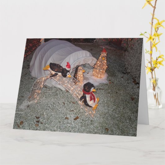 飾られた庭の斜面を滑り降りるペンギンたち カード (黄色い花)