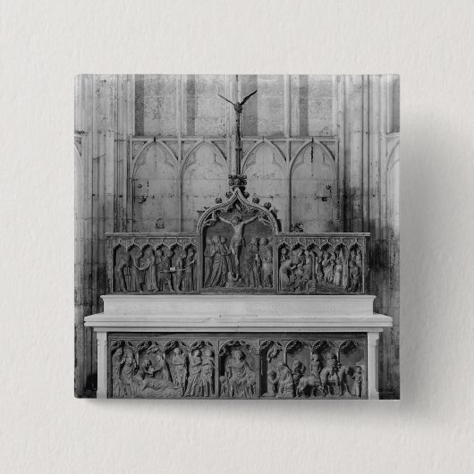 飾られる祭壇および2つの祭壇の背後の飾り 缶バッジ (正面)