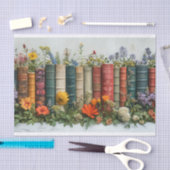 飾り立てられた花を持つ古い本の列 薄葉紙 (クラフト)