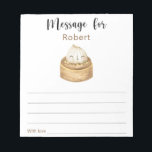 餃子中国の誕生日タイムカプセルメッセージ ノートパッド<br><div class="desc">木製プレートにかわいい団子の水色イラストレーションを特徴中国のとするかわいい誕生日の招待カード。文字は「私たちの小さな餃子」と言う。</div>