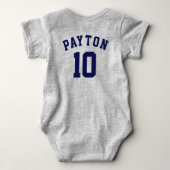 養子縁組「公式チーム」名キッドのゴッチャデー ベビーボディスーツ (裏面)