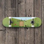 養蜂場 – The 救 Bees Skateboard スケートボード<br><div class="desc">ビー救ズスケートボード：漫画のスタイルに蜂の巣とミツバチとミツバチの喫煙者を持つ風景で構成される養蜂シーン。養蜂家や花や蜂の恋人のための素敵な贈り物！</div>
