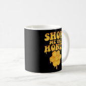 養蜂家が蜂の巣を見せてくれ コーヒーマグカップ (正面右)