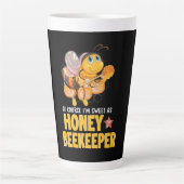 養蜂家ギフト |私は蜂蜜の養蜂家のように甘い カフェラテマグ (正面)