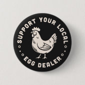 養鶏場の農家買食べを支える 缶バッジ (正面)
