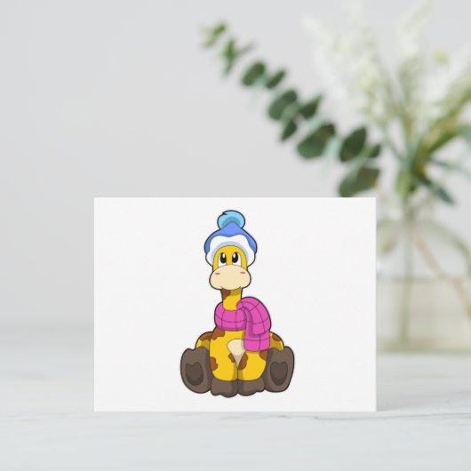 首にスカーフ、頭に帽子を被った冬のキリン ポストカード (スタンド正面)