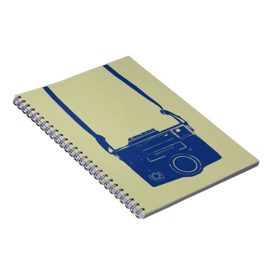 首の革紐のノートが付いているヴィンテージのフィルムのカメラ ノートブック (右側)