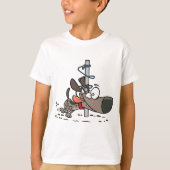 首輪でポールを絡のまわりにめた漫画の犬 Tシャツ (正面)