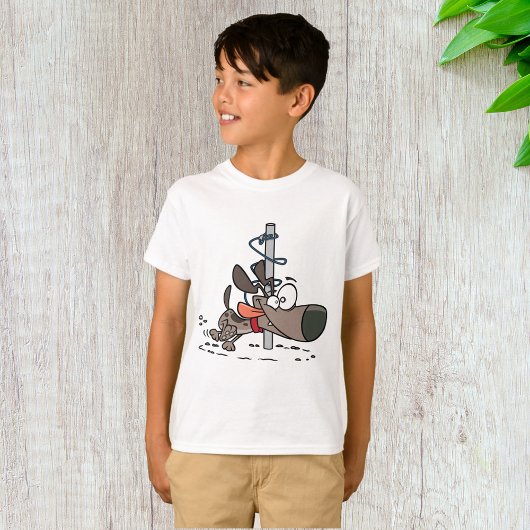 首輪でポールを絡のまわりにめた漫画の犬 Tシャツ